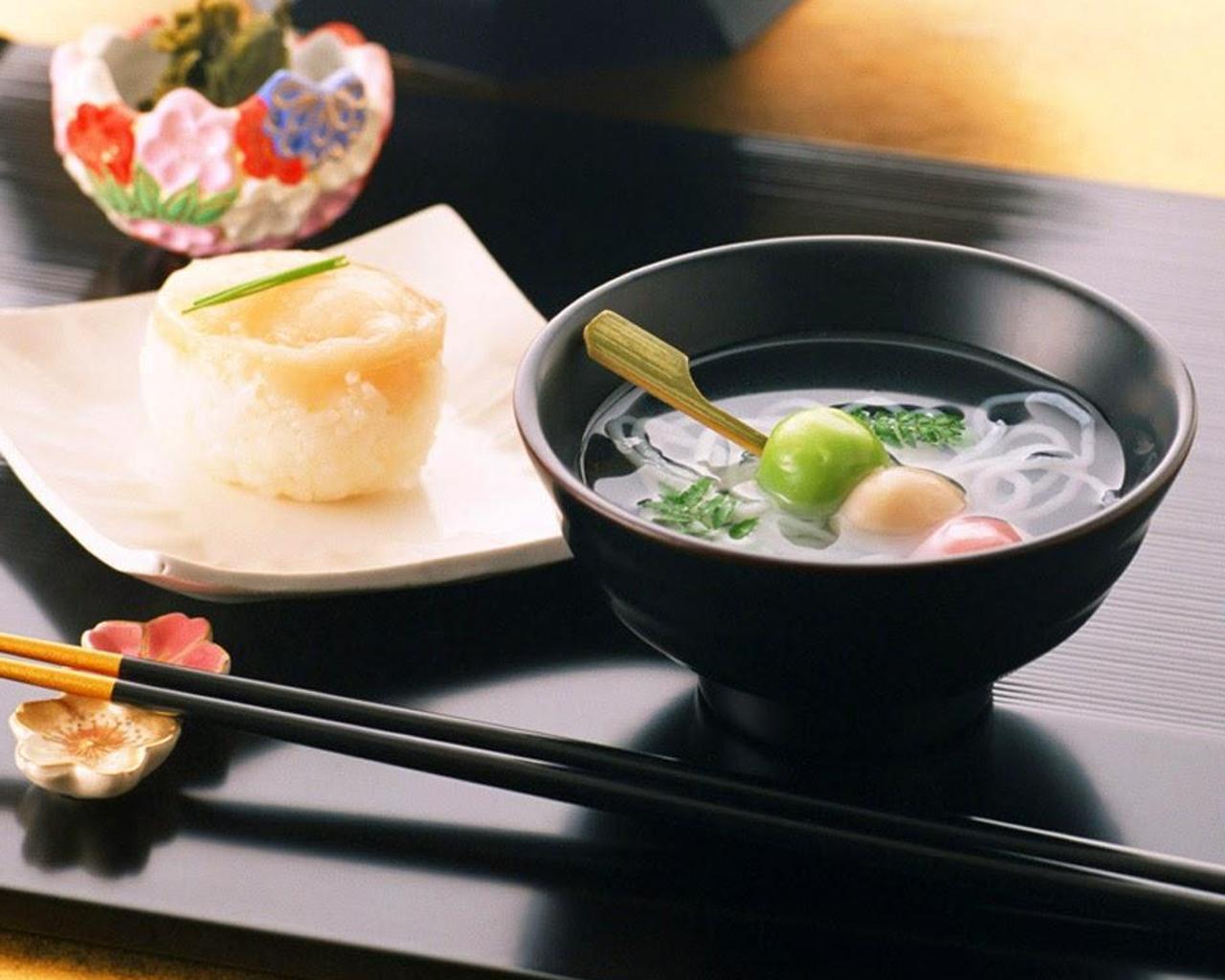 Суп на завтрак у японцев 4 буквы. Японская кухня сервировка. Традиционная японская еда. Кухня Японии. Японская подача блюд.