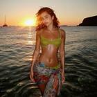 Latin Girls Bikini Wallpaper simgesi