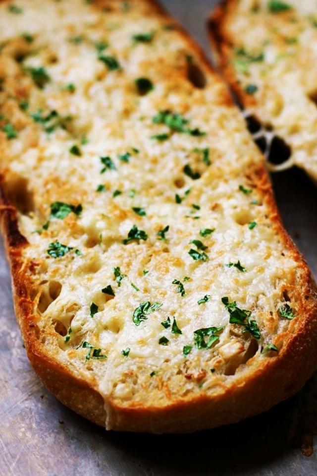 Хлеб с сыром и чесноком рецепт. Чесночный хлеб с сыром. Закуски на хлебе. Хоеб. Закуски из сыра и хлеба.