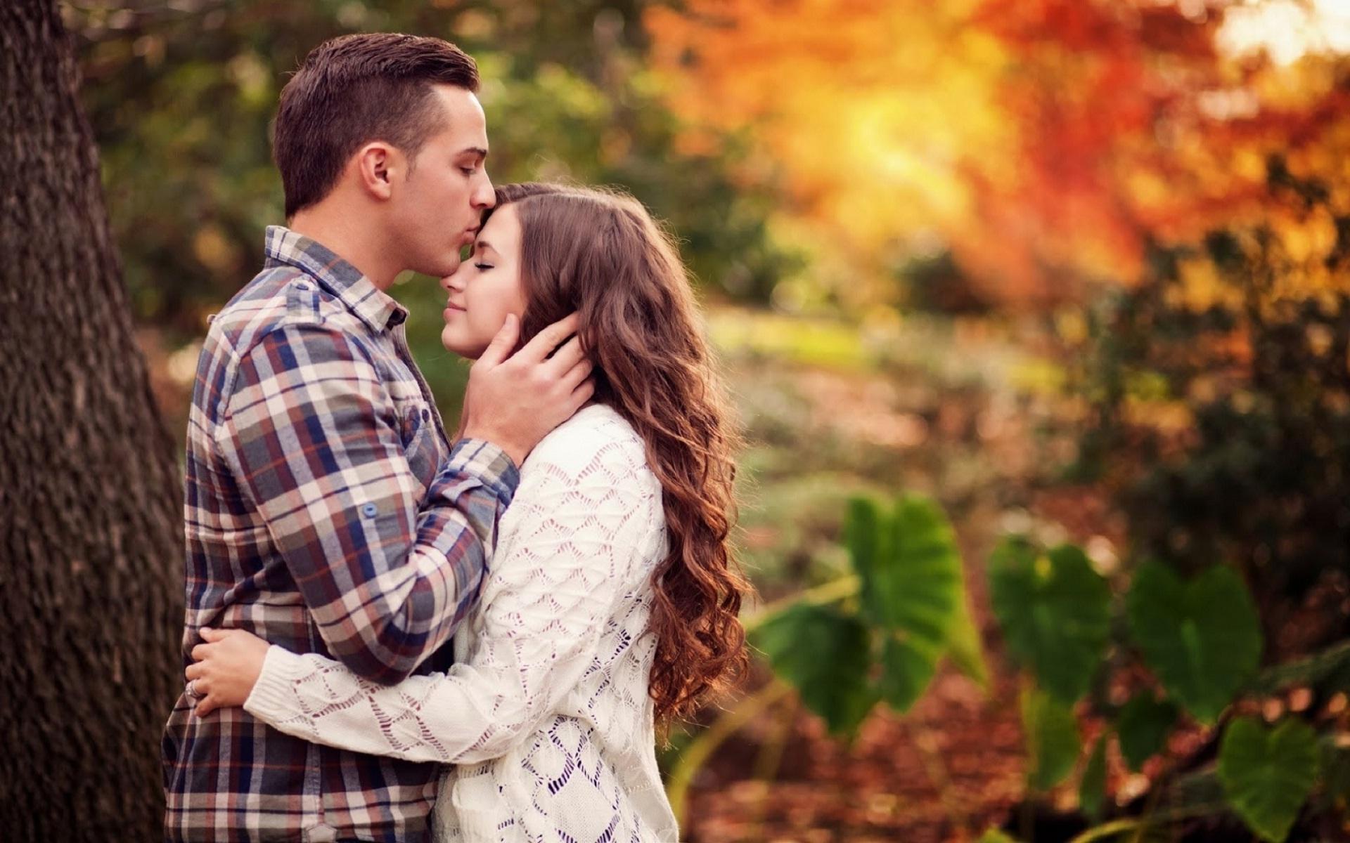 Love toning. Поцелуй в лоб. Осенняя фотосессия влюбленных. Влюбленные романтика. Молодая пара.