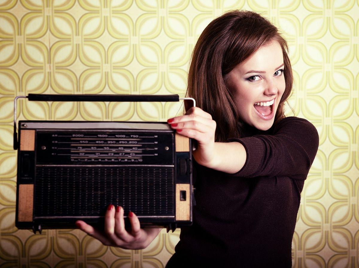 Хорошее радио mp3. Человек с радиоприемником. Девушка с радиоприемником. Радиоприемник в руках. Реклама радиоприемника.