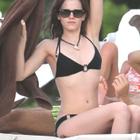 Emma Watson HOT Bikini Wallpaper icône