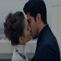Kara Sevda Öpüşme Sahneleri - مشاهد الحب حب أعمى syot layar 1