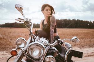 Girl And Motorcycle Wallpaper capture d'écran 1