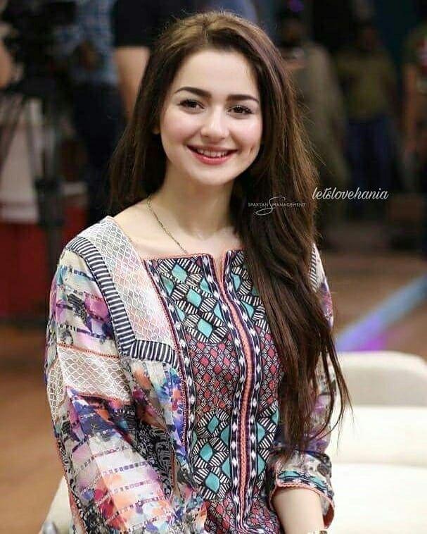Hania Amir Wallpaper HD APK for Android Download