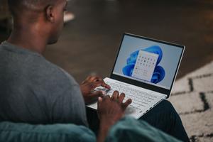 How Upgrade to Windows 11 الملصق