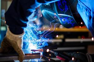 Learn to weld پوسٹر