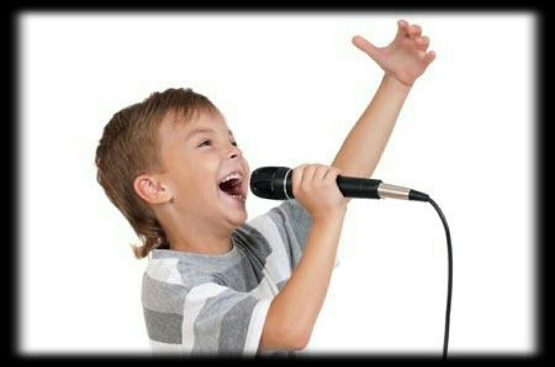 Вокал бери. Ребенок с микрофоном. Дети поют. Мальчик поет. Дети выступают.