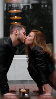برنامه‌نما Kissing Wallpapers- Hot Couple Kissing Photos عکس از صفحه