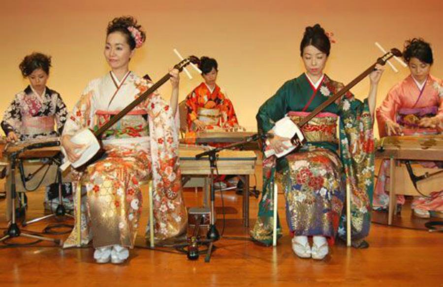 Китайские народные игры. Народный инструмент Японии сямисэн. Японский музыкальный инструмент сямисэн. Японская культура. Китайские музыканты.