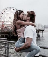 Romantic Kiss - photos & image gallery постер