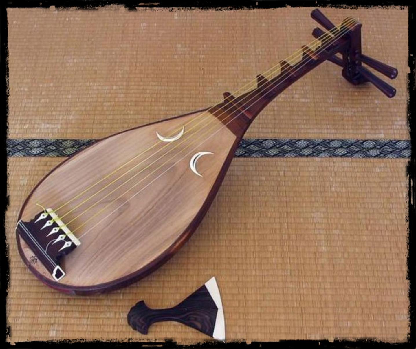Японская трехструнная лютня с длинной шейкой. Японские музыкальные инструменты бива. Японская лютня бива. Бива японский инструмент. Японский струнный инструмент бива.
